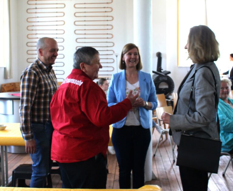 FotoSWNRWgratuliertKarinRessel